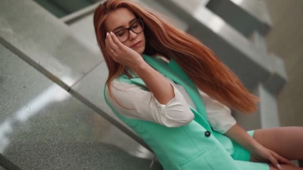 Una Hermosa Mujer Sexy Con Pelo Largo Rojo Gafas Traje — Vídeo de stock