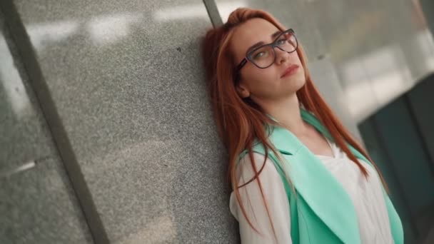 Gözlüklü Uzun Kızıl Saçlı Turkuaz Takım Elbiseli Güzel Seksi Bir — Stok video