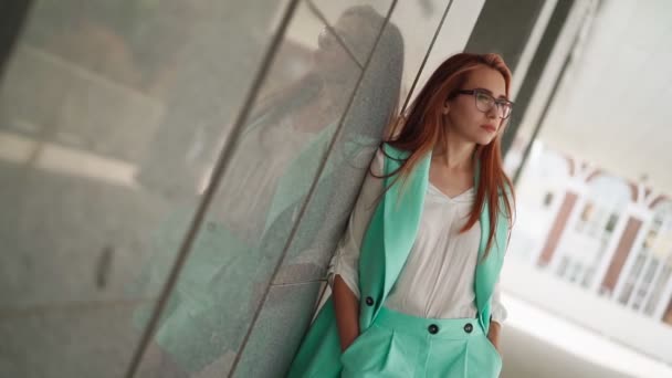 Una Hermosa Mujer Solitaria Gafas Traje Turquesa Moda Levanta Está — Vídeo de stock