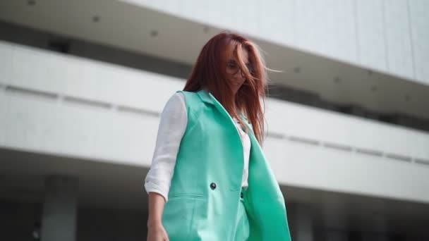 Een Mooie Gelukkige Vrouw Een Bril Modieuze Kleding Turquoise Kleur — Stockvideo