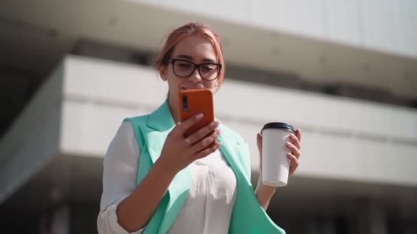 Hermosa Mujer Negocios Sonriendo Utilizando Teléfono Móvil Graba Mensaje Voz — Vídeos de Stock