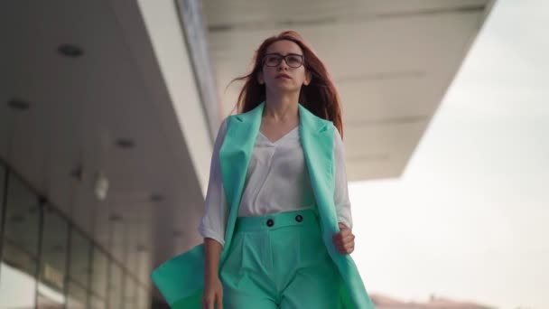 Hermosa Mujer Negocios Segura Gafas Traje Moda Turquesa Camina Una — Vídeo de stock