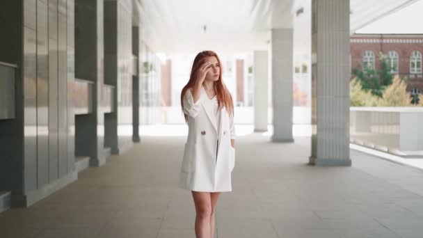 Mooie Moderne Zakenvrouw Met Lang Rood Haar Trendy Witte Jas — Stockvideo