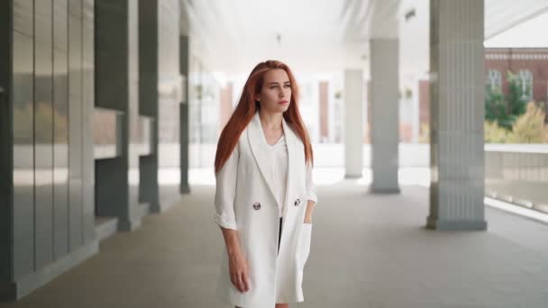 Belle Femme Affaires Moderne Avec Longs Cheveux Rouges Manteau Blanc — Video