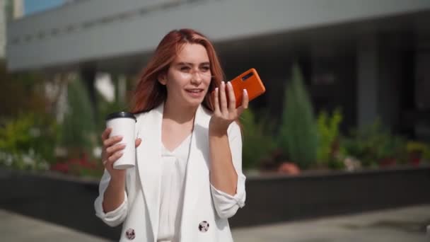 Hermosa Mujer Negocios Sonriendo Utilizando Teléfono Móvil Graba Mensaje Voz — Vídeos de Stock