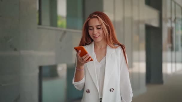 Güzel Bir Kadını Gülümsüyor Sokakta Akıllı Telefon Mesajları Kullanıyor Şirketin — Stok video