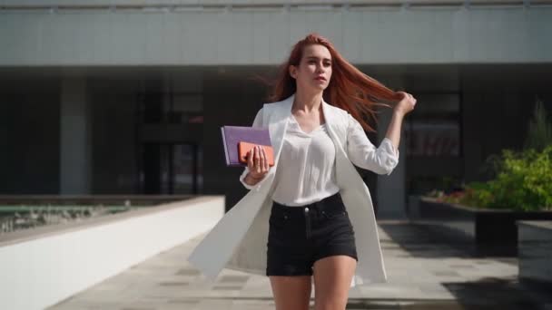 Hermosa Mujer Negocios Segura Con Cuaderno Sus Manos Oficina Tacones — Vídeo de stock