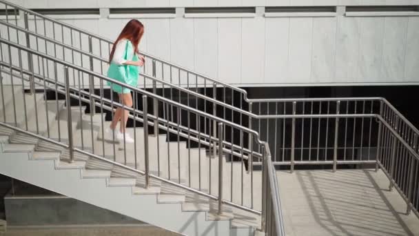 Mujer Delgada Feliz Bailando Activamente Mientras Camina Por Las Escaleras — Vídeo de stock