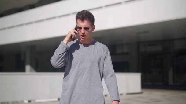 Handsome Angry Man Sunglasses Talking Phone Yelling Other Person Anger — Stock Video