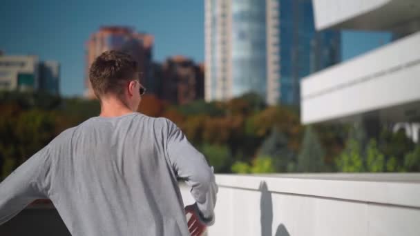 Bonito Homem Feliz Óculos Sol Está Correndo Ativamente Sorrindo Dançando — Vídeo de Stock