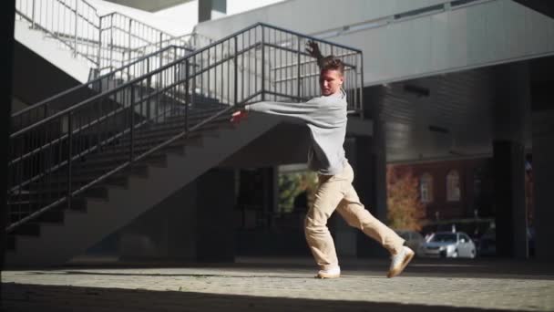 Стильный Кавказский Мужчина Уличный Танцор Танцует Брейк Данс Фоне Городской — стоковое видео