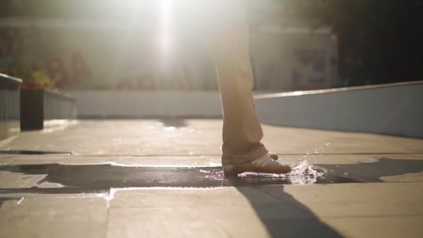 Primer Plano Las Piernas Zapatillas Deporte Hombre Feliz Bailando Divertido — Vídeos de Stock
