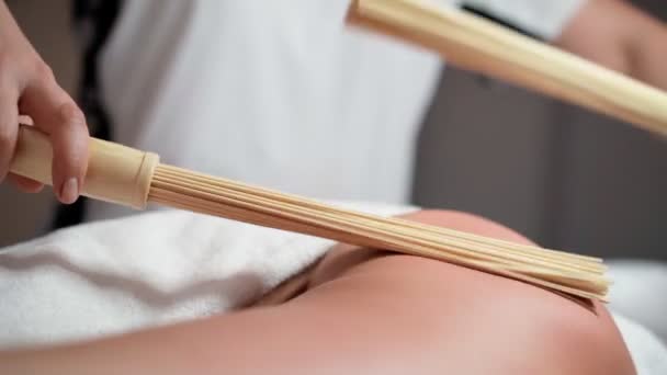 Gros plan. Femme massothérapeute fait puissant massage anti-cellulite des fesses outil de travail à une cliente dans une clinique cosmétique. Concept de soins de la peau. Soins de santé et médecine. Mouvement lent — Video