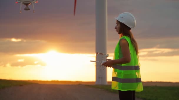 Mujer Ingeniera Ecología Uniforme Casco Sosteniendo Joystick Controlando Dron Volador — Vídeos de Stock