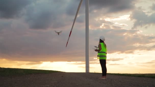 Ingénieur Écologiste Professionnel Uniforme Casque Tenant Télécommande Pour Piloter Drone — Video