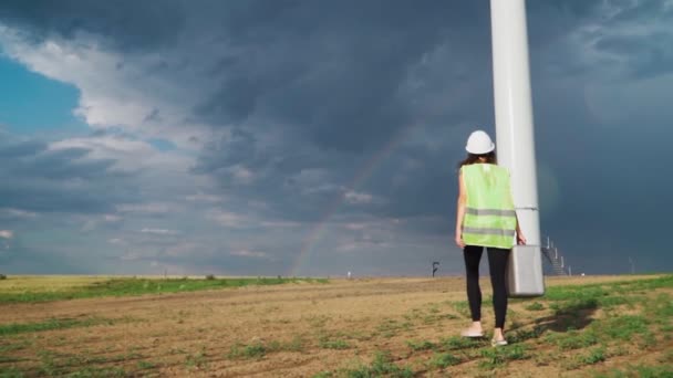 Vrouw Professionele Ecologie Ingenieur Uniform Helm Met Speciale Apparatuur Hand — Stockvideo