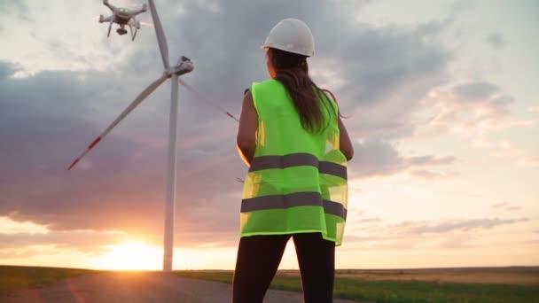 Professioneller Ökologie Ingenieur Uniform Und Helm Mit Fernbedienung Für Fliegende — Stockvideo