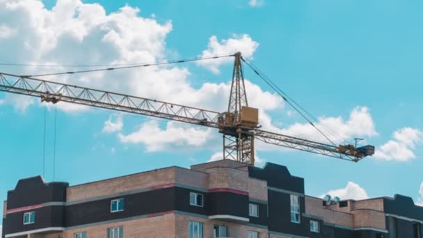 Lapso Tempo Guindaste Trabalho Estaleiro Construção Fundo Belo Céu Nublado — Vídeo de Stock