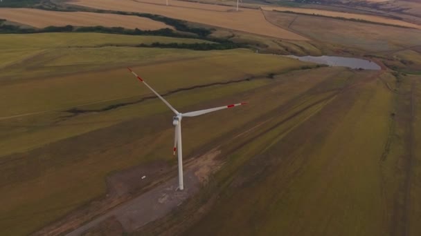 Luftaufnahme Der Windmühle Dreht Sich Vor Dem Hintergrund Eines Schönen — Stockvideo