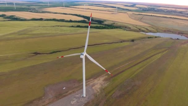Luftaufnahme Der Windmühle Dreht Sich Vor Dem Hintergrund Einer Wunderschönen — Stockvideo