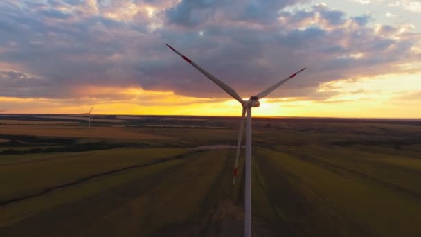Luftaufnahme Der Windmühle Dreht Sich Vor Dem Hintergrund Eines Schönen — Stockvideo