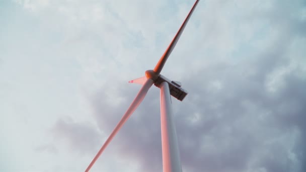 Die Windmühle Dreht Sich Vor Dem Hintergrund Eines Schönen Wolkenverhangenen — Stockvideo