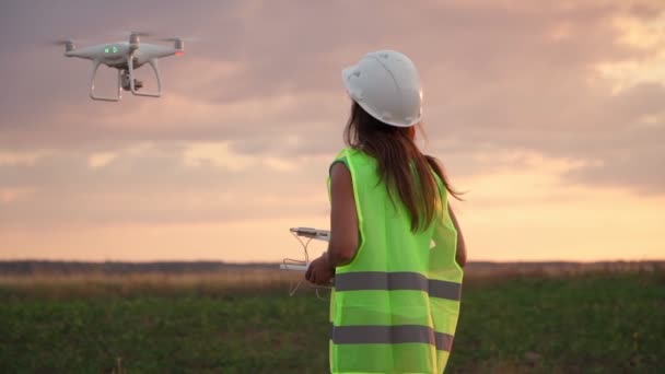 Mulher Ecologia Engenheiro Uniforme Capacete Segurando Joystick Controlando Drone Voador — Vídeo de Stock