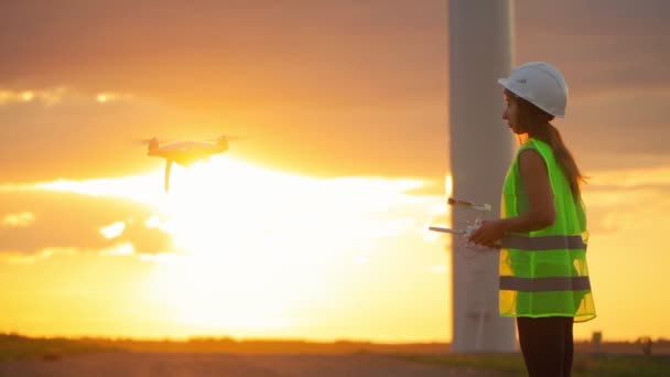 Femme Ingénieur Écologie Uniforme Casque Tenant Joystick Contrôlant Drone Volant — Video