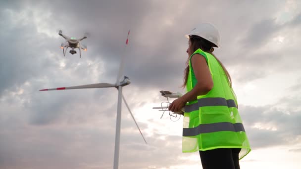 Ökologie Ingenieurin Uniform Und Helm Mit Steuerknüppel Steuert Fliegende Drohnen — Stockvideo