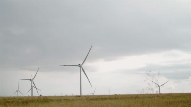 Die Windmühle Dreht Sich Vor Dem Hintergrund Eines Schönen Wolkenverhangenen — Stockvideo