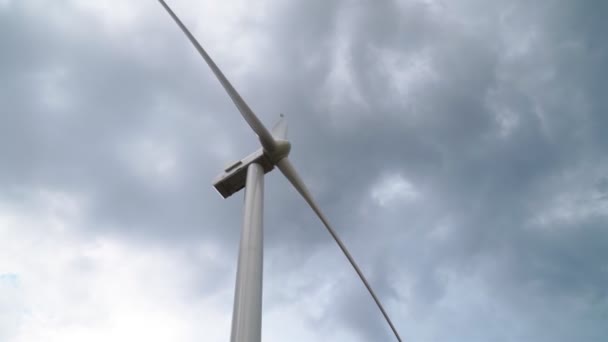 Větrný Mlýn Otáčí Pozadí Krásné Zatažené Oblohy Alternativní Koncept Energie — Stock video