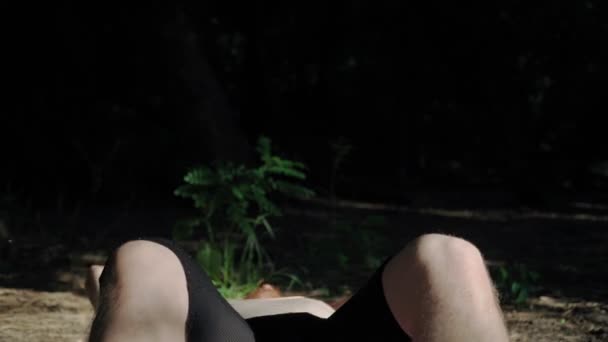 재미있는 남자가 매트에 열심히 운동하며 감량을 있습니다 뚱보가 공원에서 무절제 — 비디오