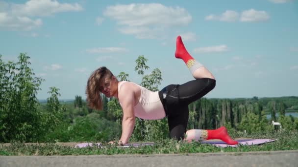 Hravý Tlustý Muž Dlouhými Vlasy Těsném Tričku Legíny Dělá Gymnastika — Stock video