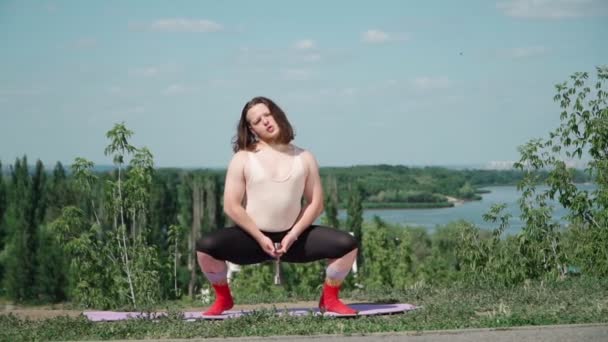 Speelse Dikke Man Met Lang Haar Strakke Shirt Leggings Doet — Stockvideo