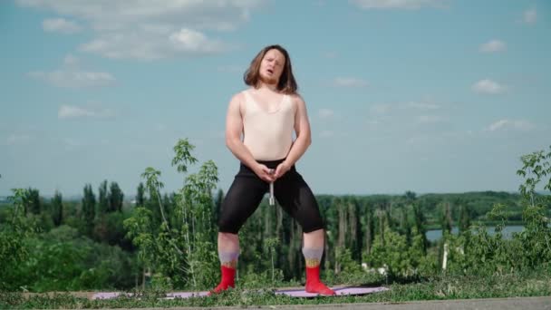 Speelse Dikke Man Met Lang Haar Grappige Kleren Fitness Doen — Stockvideo