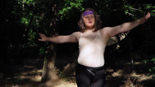 Expressive Overweight Man Long Hair Funny Female Clothes Doing Fitness — Stock Video