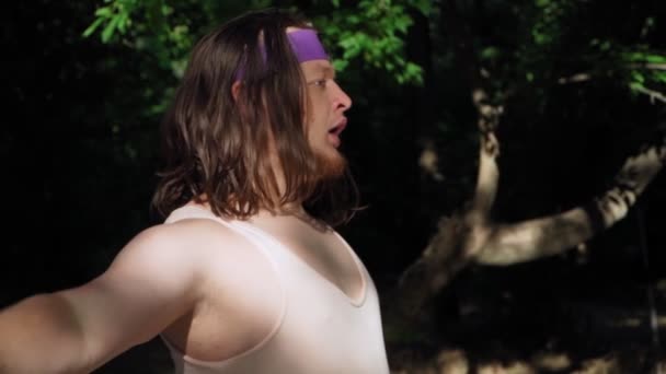 Uzun Saçlı Dar Tişörtlü Taytlı Oyuncu Şişman Adam Açık Havada — Stok video