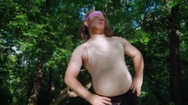 Uzun Saçlı Komik Elbiseli Spor Yapan Şişman Oyuncu Bir Kızı — Stok video