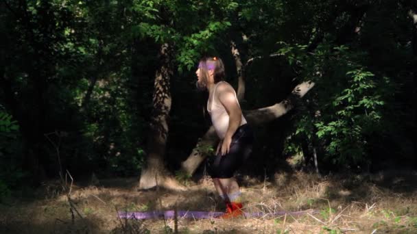 Legrační Muž Nadváhou Dělá Gymnastiku Pro Hubnutí Buclatý Muž Zápasí — Stock video