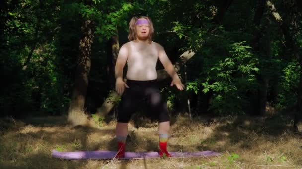 Lustiger Übergewichtiger Mann Mit Langen Haaren Frauenkleidung Der Wald Fitness — Stockvideo