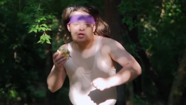 Komik Saç Stili Olan Şişman Bir Adam Parkta Koşar Sırada — Stok video