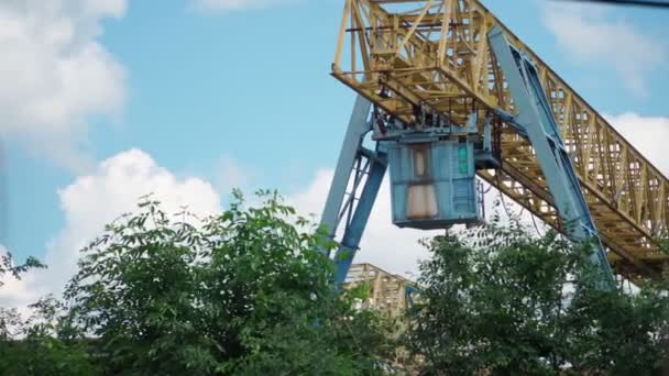 工业设备工作 大型工厂梁式起重机运动 — 图库视频影像
