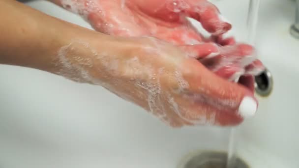 泡で洗面所で手を洗って肌を清めて 健康と美の概念 新しいコロナウイルスに対する基本的な保護対策 閉じろ — ストック動画
