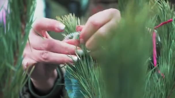 Dekorieren Sie Den Weihnachtsbaum Spielzeug Nahaufnahme Zeitlupe — Stockvideo