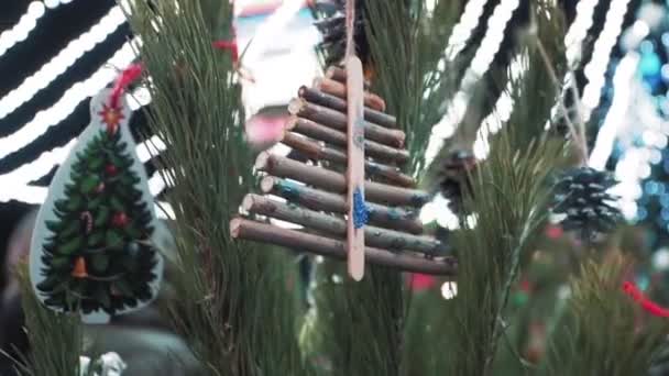 クリスマスツリーを飾る おもちゃだ 農地の中でぼやけている スローモーション 閉じろ — ストック動画