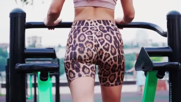 Athletic Slim Woman Met Een Sexy Buit Strakke Shorts Bezig — Stockvideo