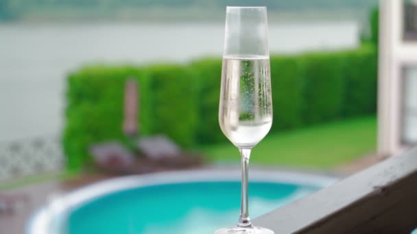 Champagne Blanc Verre Prosecco Bord Piscine Dans Hôtel Luxe Pendant — Video