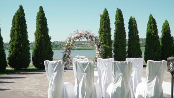 Luogo Cerimonia Nuziale Colore Bianco Sullo Sfondo Del Fiume Arco — Video Stock