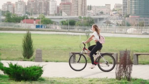 Красива Молода Жінка Їде Велосипеді Міському Парку Сонячний Літній День — стокове відео