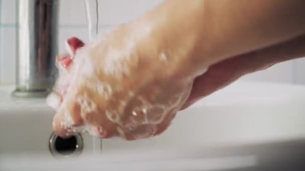 美人の手は泡で洗面所で手を洗って肌を清めて 健康と美の概念 新しいコロナウイルスに対する基本的な保護措置 — ストック動画